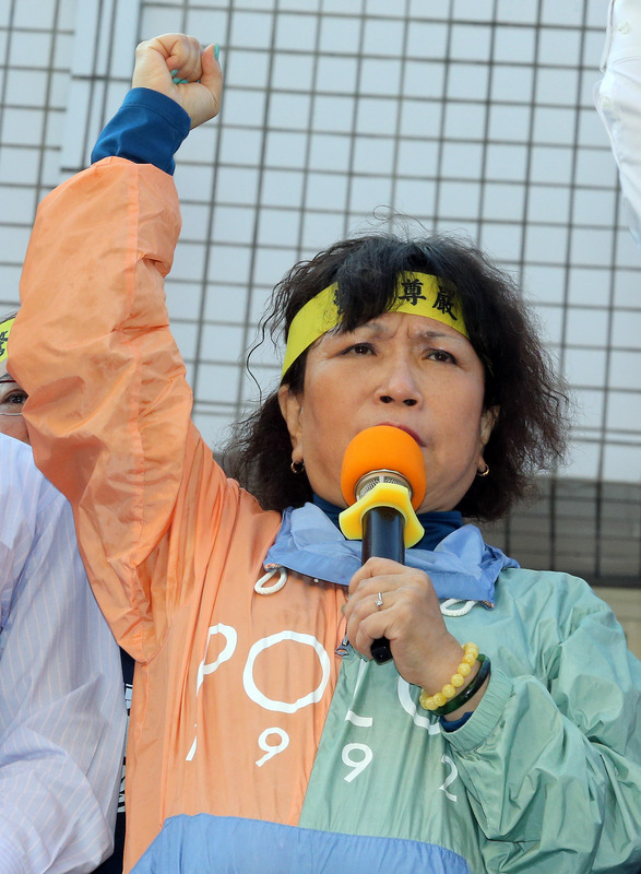國民黨13日將公布不分區立委提名名單並提報中常會，外傳前警大教授葉毓蘭排名第1。葉毓蘭12日下午到台北地院參加中華民國退休警察人員協會總會號召的抗議活動，帶領大家呼口號抗議。(圖：中央社)