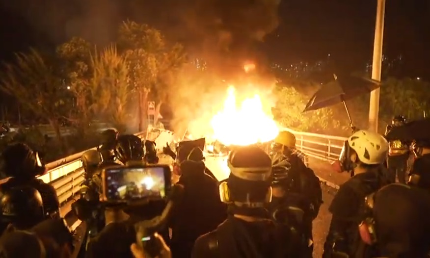香港中文大學今天有蒙面黑衣示威者與防暴警察爆發衝突，數名蒙面示威學生在校園內被捕，晚上則爆發新一輪衝突。(圖擷自YouTube)