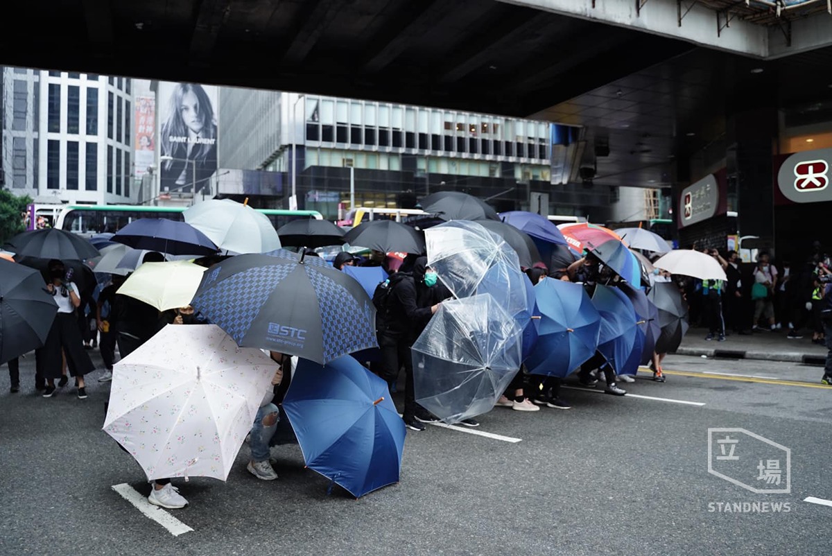 港網民發起和你lunch行動，中午大批示威者堵住中環街道，警方亦一度舉黑旗示警。圖:立場新聞