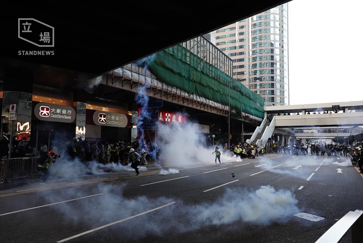港警12日下午在中環畢打街進行清場，施放多沒催淚彈。圖:立場新聞