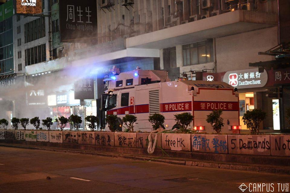去年11月11日晚上大批示威者在旺角彌敦道一帶聚集及堵路，港警水炮車駛至旺角彌敦道，沿途一直向兩旁發射水柱。(資料照片/臉書)