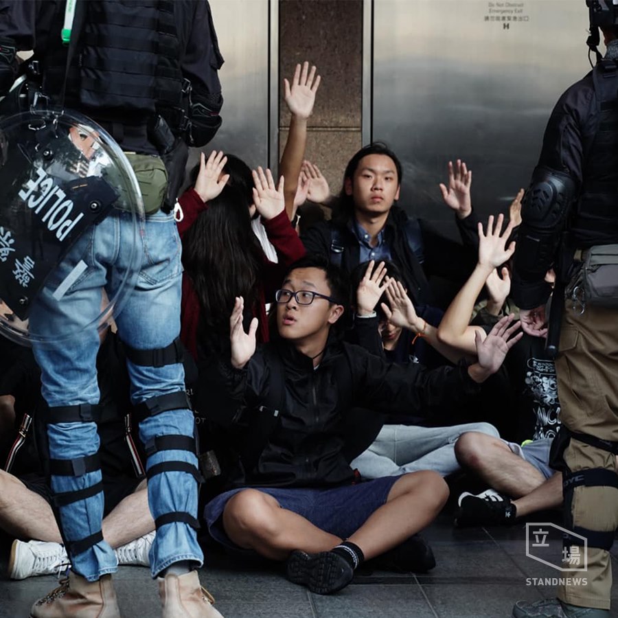 港警12日在示威活動中再捕287人，2/3是學生。圖為警方在中環逮捕多名年輕示威者。(圖:立場新聞)