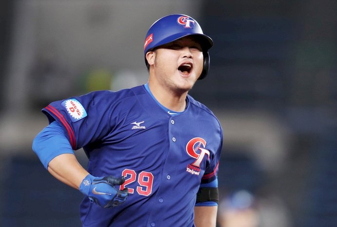 2019世界12強棒球賽複賽，中華隊12日晚間在日本千葉ZOZO球場對戰韓國隊，7局上陳俊秀轟出3分砲，中華隊以6比0領先。陳俊秀跑過三壘時開心吶喊。(圖：中央社)