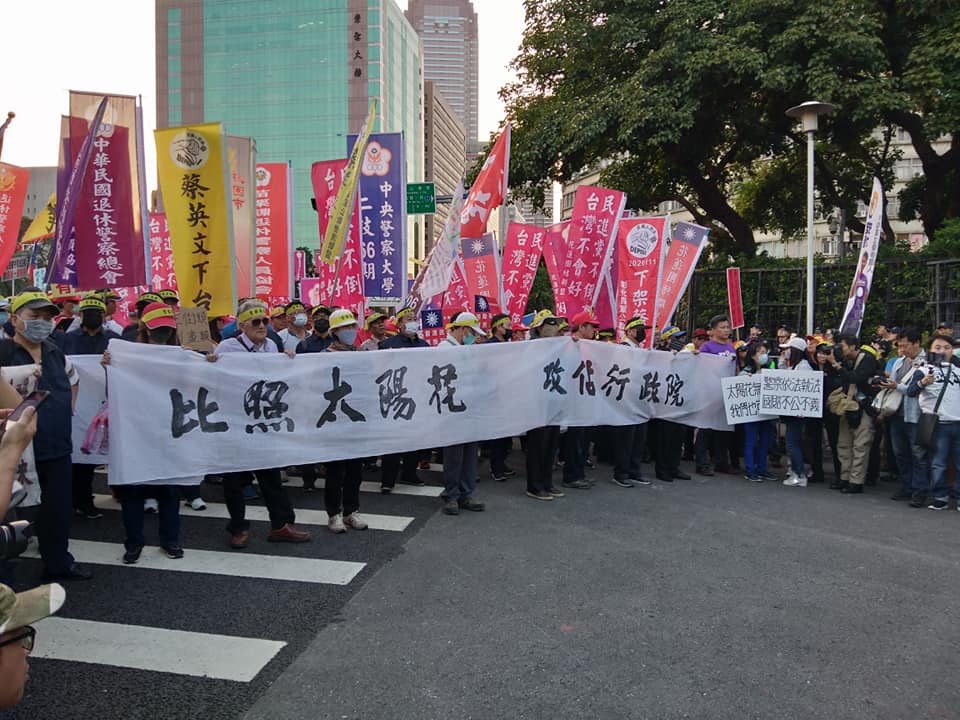 不滿太陽花學運執法員警被法院判賠，退休員警12日下午到政院前抗議。(王韋婷 攝)