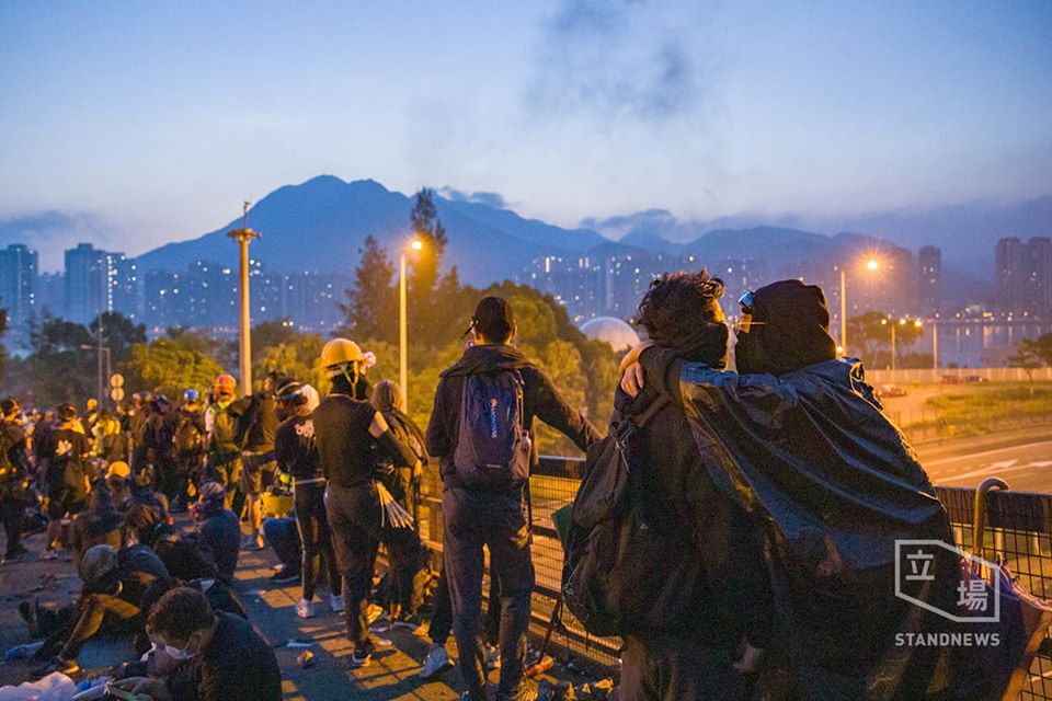 香港大學校園發生警民衝突事件，陸委會今天表示，會採一切作為保障在港台灣同學的人身安全。(圖：Kenji Wong/立場新聞)