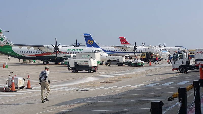 圖為107年4月26日澎湖機場停機坪一景。(資料照片/CNA)