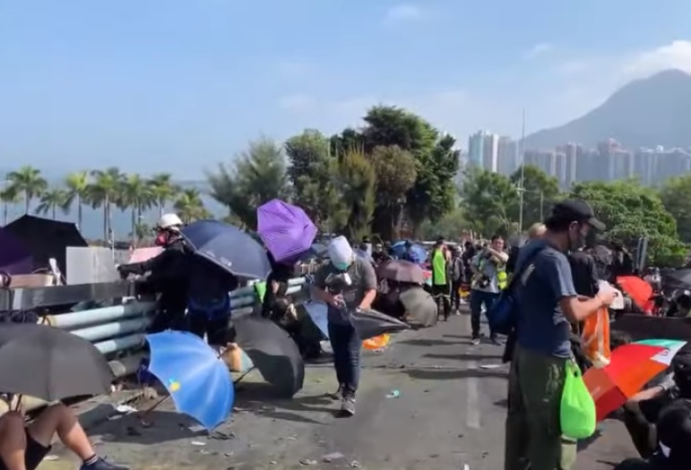 在香港警察進入中文大學執法並引發衝突之後，中文大學仍是有大批學生仍留守12日衝突主要地點的二號橋一帶。(圖擷自YouTube)