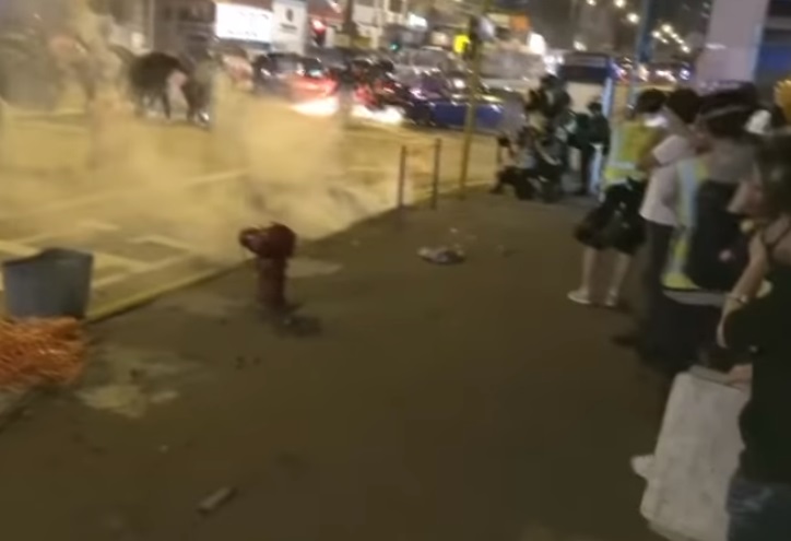 香港13日晚上有多個地區繼續出現警民對峙。(圖擷自YouTube)
