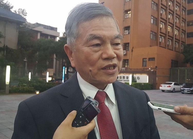 經濟部長沈榮津13日傍晚出席活動時，回應國民黨總統候選人韓國瑜的能源政見。(謝佳興 攝)