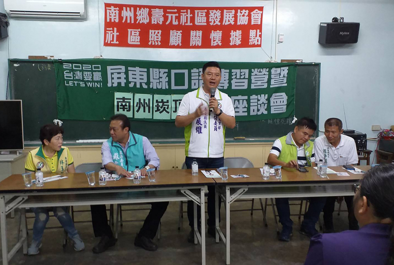 立委莊瑞雄（右2）與蘇震清（左2）14日晚間出席屏東第2（屏南）選區座談會，莊瑞雄首度表態願接不分區，蘇震清也請大家支持自己選屏南立委。（民進黨員提供）(圖：中央社)