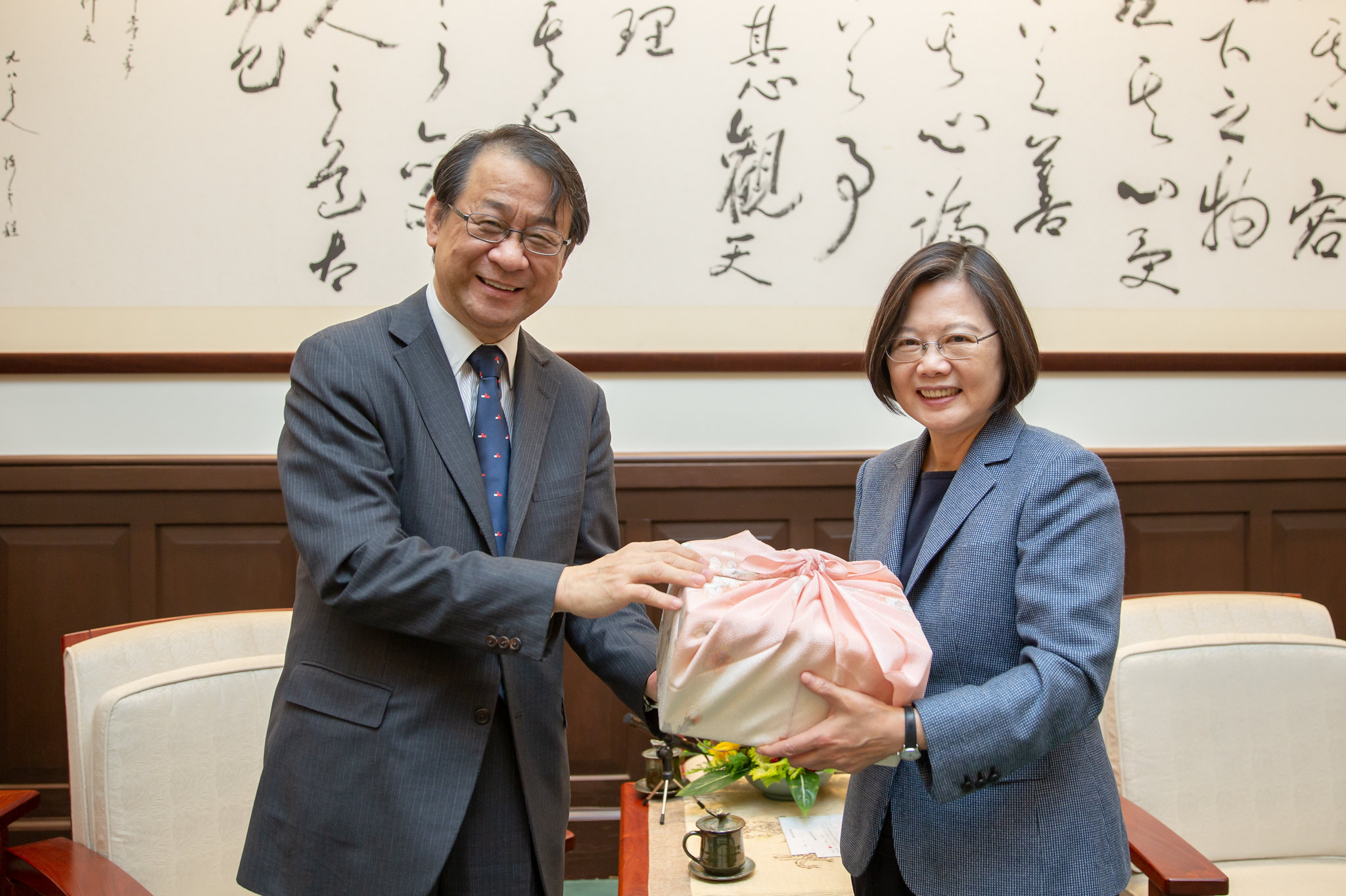 蔡英文總統今天(14日)下午在總統府接見日本台灣交流協會台北事務所新任代表泉裕泰。(總統府提供)