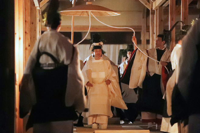 14日下午由日本皇室舉行大嘗宮之儀等「大嘗祭」，是一任日皇僅有一次的祭祀儀式，從傍晚起徹夜舉行至明晨，充滿神秘色彩。(圖取自推特)