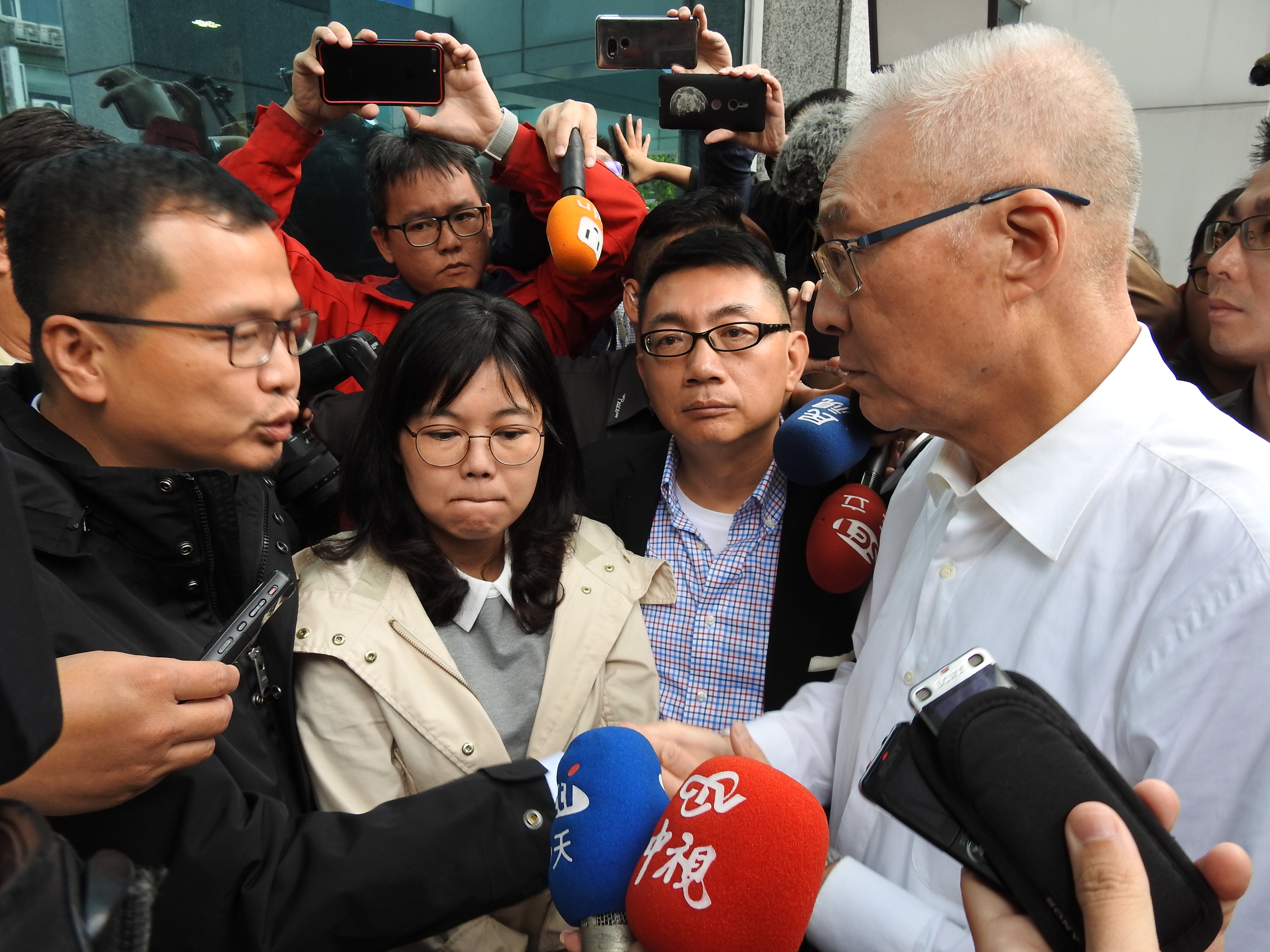 吳敦義14日下午證實，國民黨15日下午將召開臨時中常會，而他原本排名不分區第10名的順序，也會再往後調整。(劉品希 攝)