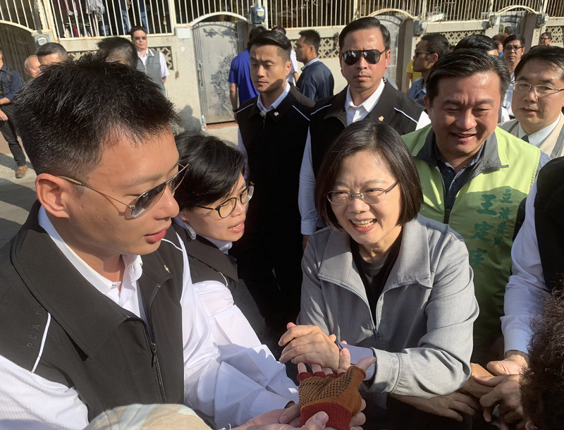 總統蔡英文（前右）15日前往台南市東區南天府參香，受到民眾熱烈歡迎；蔡總統受訪表示，支持香港民主運動是台灣人共識，盼香港民主進入正常軌道上運轉。(圖：中央社)