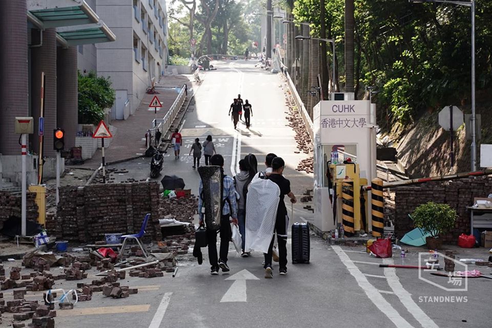 香港中大繼續有學生手拖行李箱離開校園。(立場新聞提供)