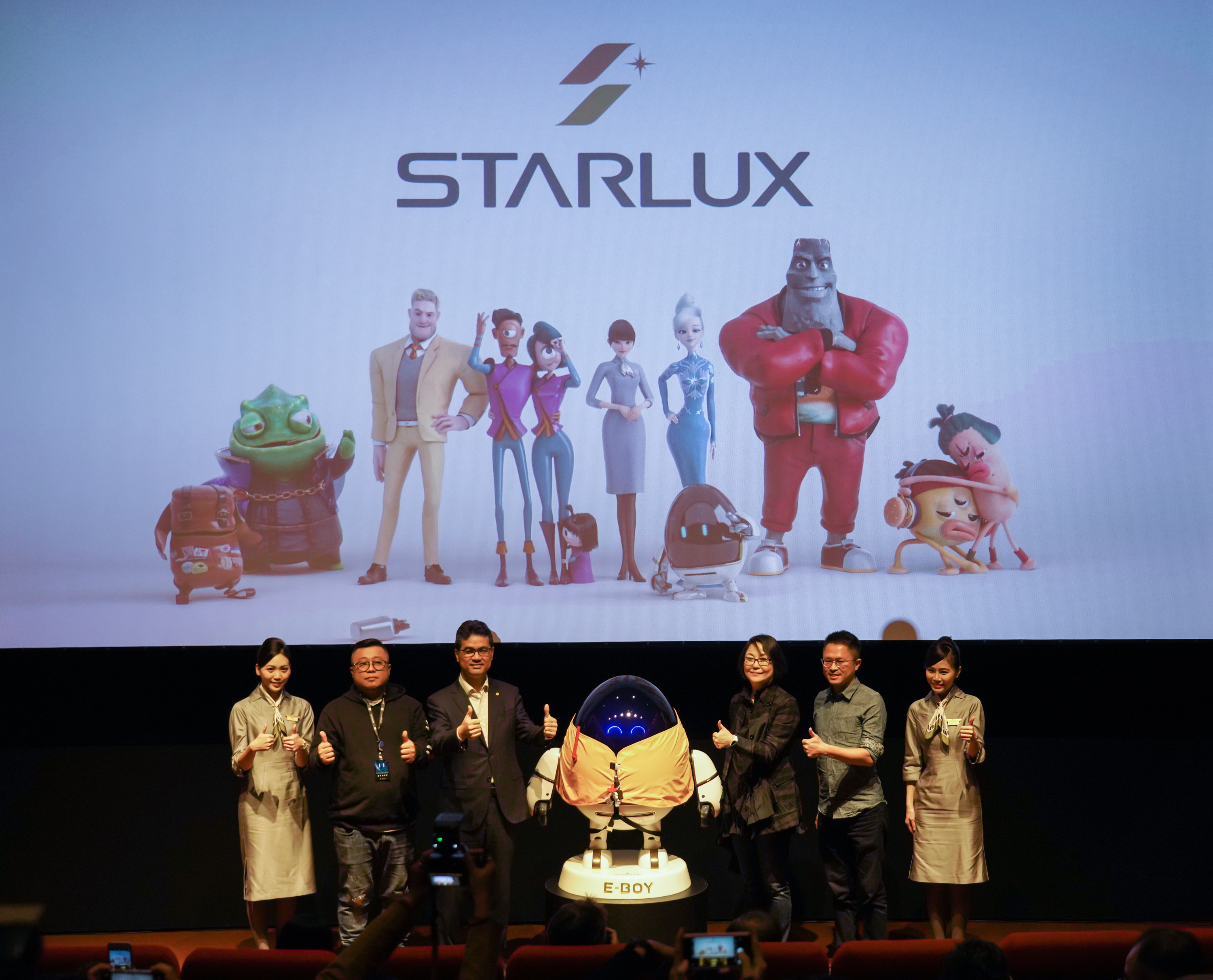 星宇航空15日推出首支以3D動畫創作的機上安全影片「StarWonderers星探者」，星宇航空執行長翟健華(中左)、大禧堂創意總監莊禧善(左二)、大於製作總監李瑜(中右)、夢想動畫導演王谷神(右二)於發表會上合影。(星宇航空提供)