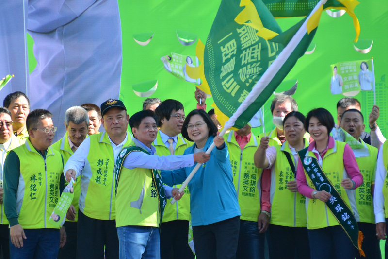 總統蔡英文（前右）16日到新北市土城出席民進黨立委吳琪銘（前左）競選總部成立大會，總統進場後授戰旗給吳琪銘，盼望鄉親支持吳琪銘連任。(圖：中央社)
