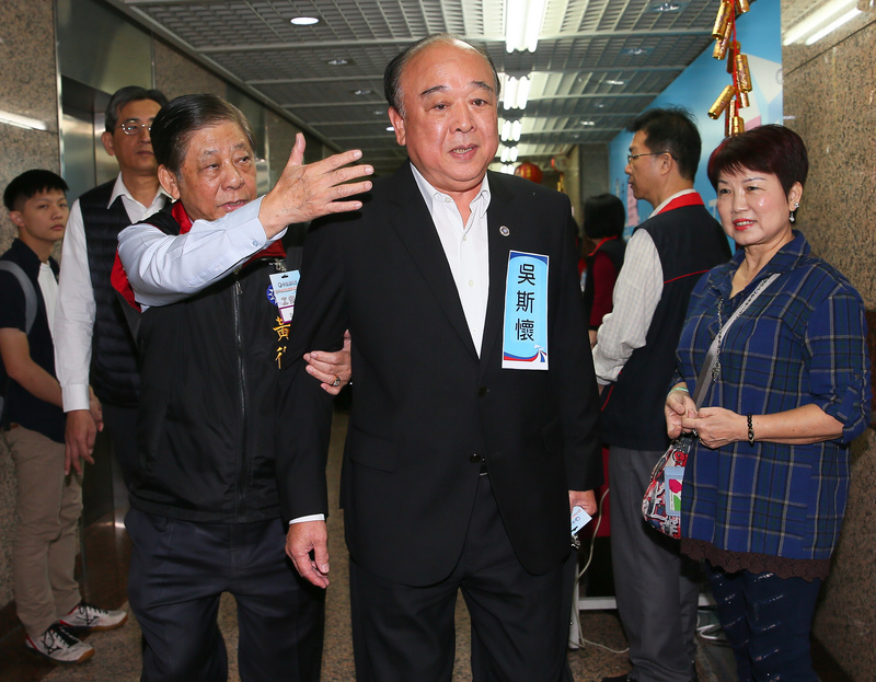 名列國民黨不分區立委第4名的退役將領吳斯懷（中）。(檔案照片/中央社)