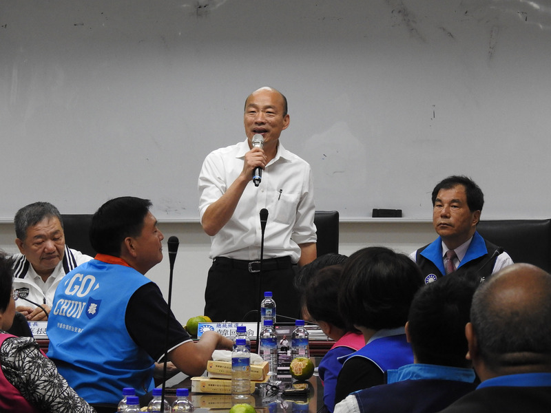 國民黨總統參選人韓國瑜(中)周末展開新北市傾德之旅。(中央社)