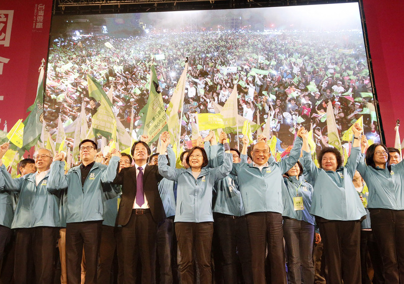 蔡英文總統（前中）高雄市競選總部成立大會16日登場，行政院前院長賴清德（前左3）到場同台造勢，眾人攜手展現民進黨團結氣勢。（中央社）