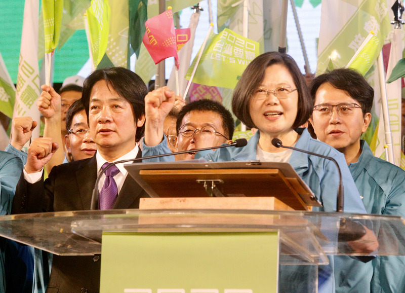 蔡英文總統（前右）16日晚間與行政院前院長賴清德（前左）同台現身高雄市競選總部成立大會。（中央社）