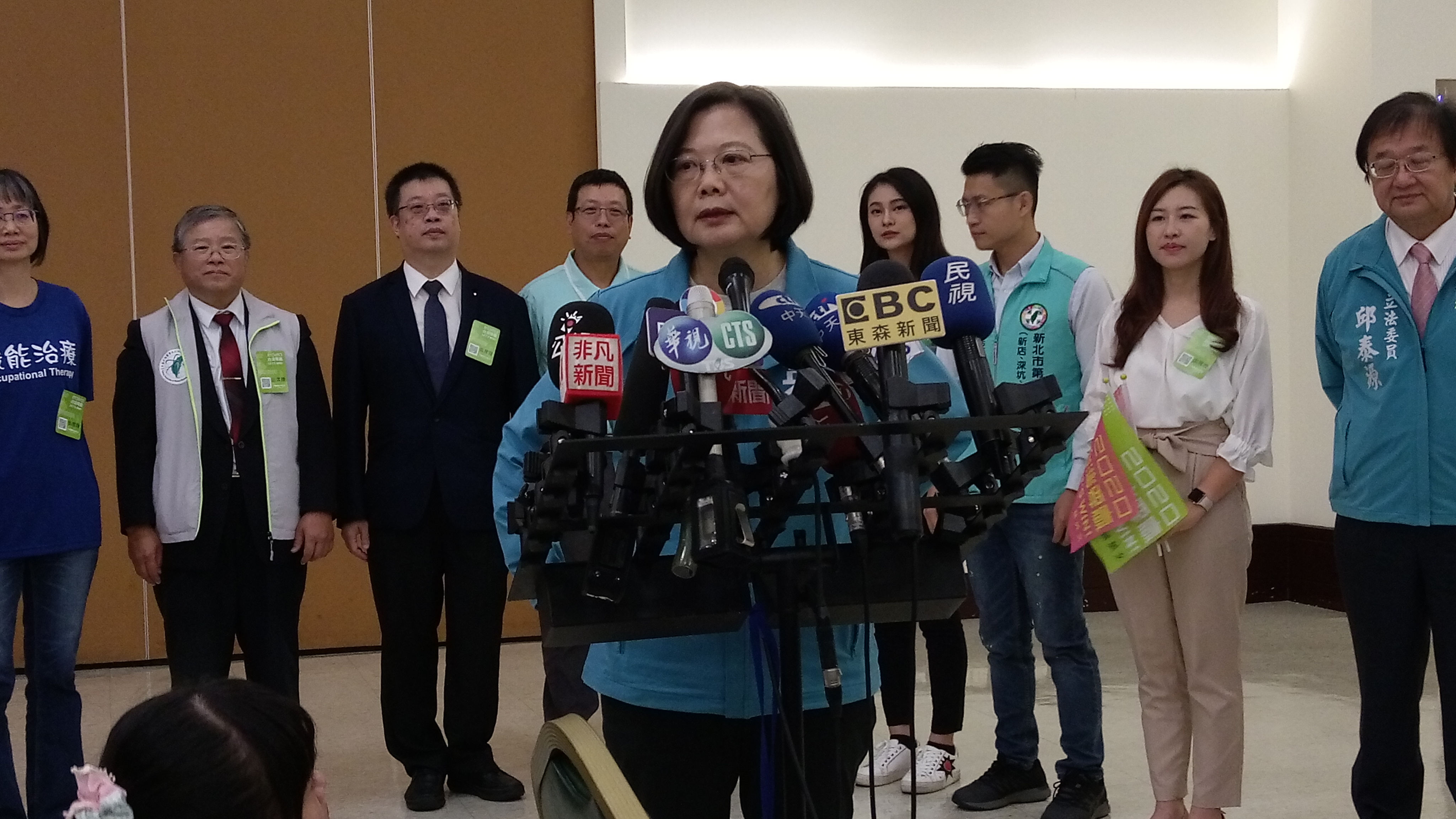 蔡英文總統出席全國醫事人員後援會成立大會，接受媒體聯訪。(陳國維 攝)
