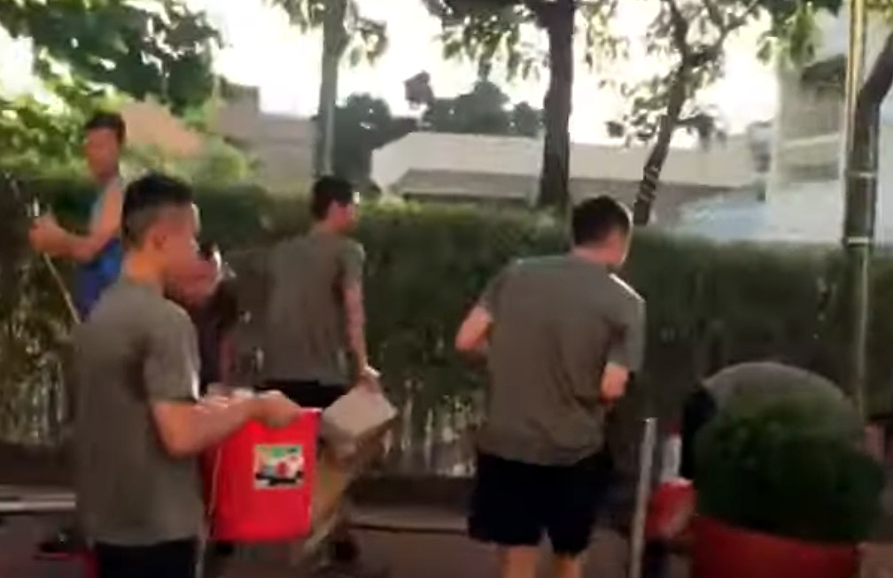 一批解放軍駐港部隊人員16日下午步出九龍塘九龍東軍營，在浸會大學附近協助清理路障。（翻攝自YouTube）