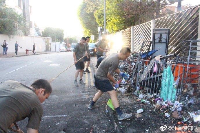 中國派駐香港的解放軍16日走出營區，協助清理路障。（翻攝自駐港解放軍微博）