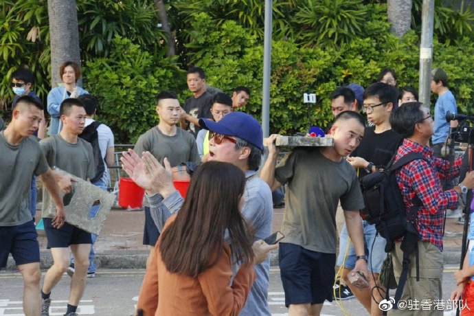中國派駐香港的解放軍16日走出營區，協助清理路障。（翻攝自駐港解放軍微博）