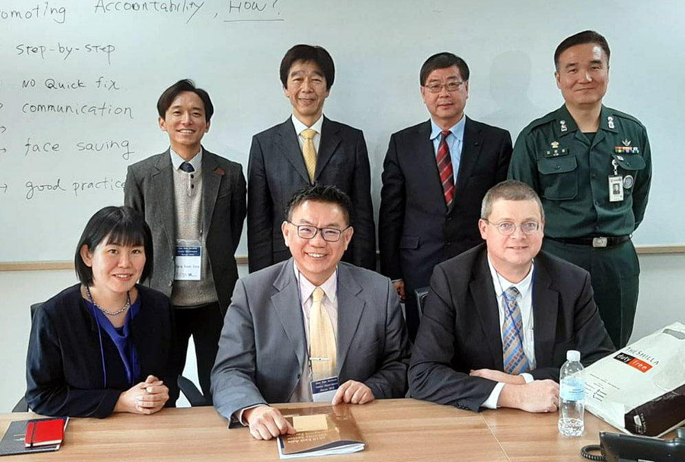 中華民國國防大學戰略學院教授洪榮一(前排中)代表台灣參加2019東亞安全部門治理論壇。（翻攝自洪榮一臉書）