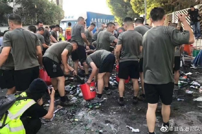 解放軍駐香港部隊11月16日在沒有港府的請求下自行在九龍塘清理路障，引起質疑。（翻攝自駐港解放軍微博）
