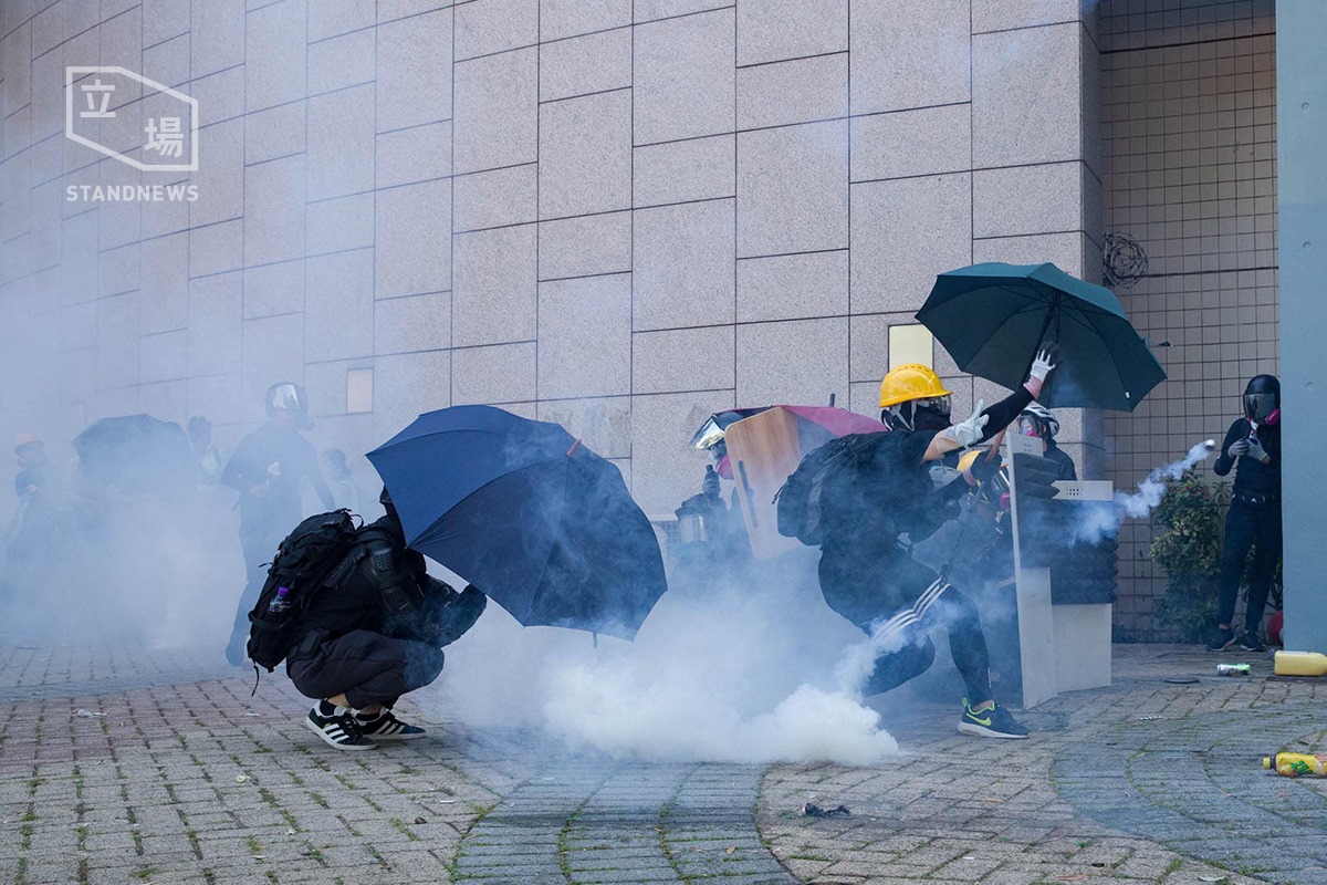 港警17日再度在香港理工大學附近與示威學生發生衝突，發射多枚催淚彈。圖:立場新聞