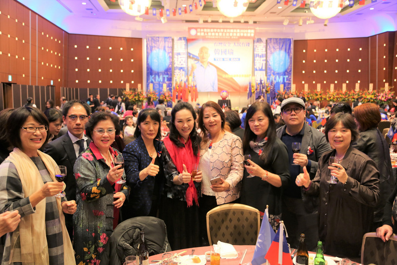 在旅日僑領安排下，國民黨總統參選人韓國瑜夫人李佳芬16日晚間在東京出席日本僑學各界支持韓國瑜暨國民黨立委選舉後援會成立大會。