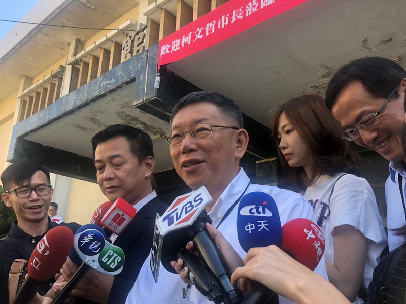 總統蔡英文17日宣布前行政院長賴清德為副手，對此台北市長柯文哲（中）表示，國民黨如果是前新北市長朱立倫，估計目前還是5分對5分，他形容選戰現在進入打籃球的垃圾時間，比數差太多了。
