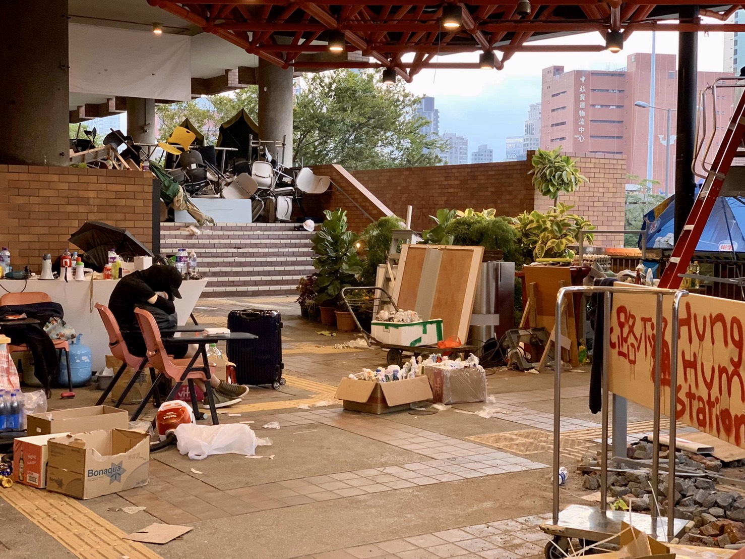 數十名支持民主的抗議人士20日仍續留在被港警包圍的香港理工大學校園內。(馮啟恩 攝)
