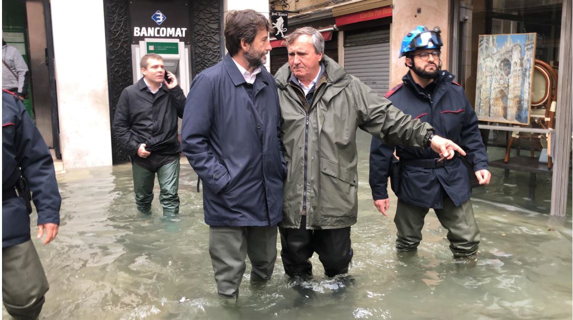 威尼斯市遭遇大洪水，市長布魯納羅(Luigi Brugnaro)(右二)親自視察淹水情況並下令關閉地標聖馬可廣場(St Mark's Square)。圖:威尼斯市市政府Twitter