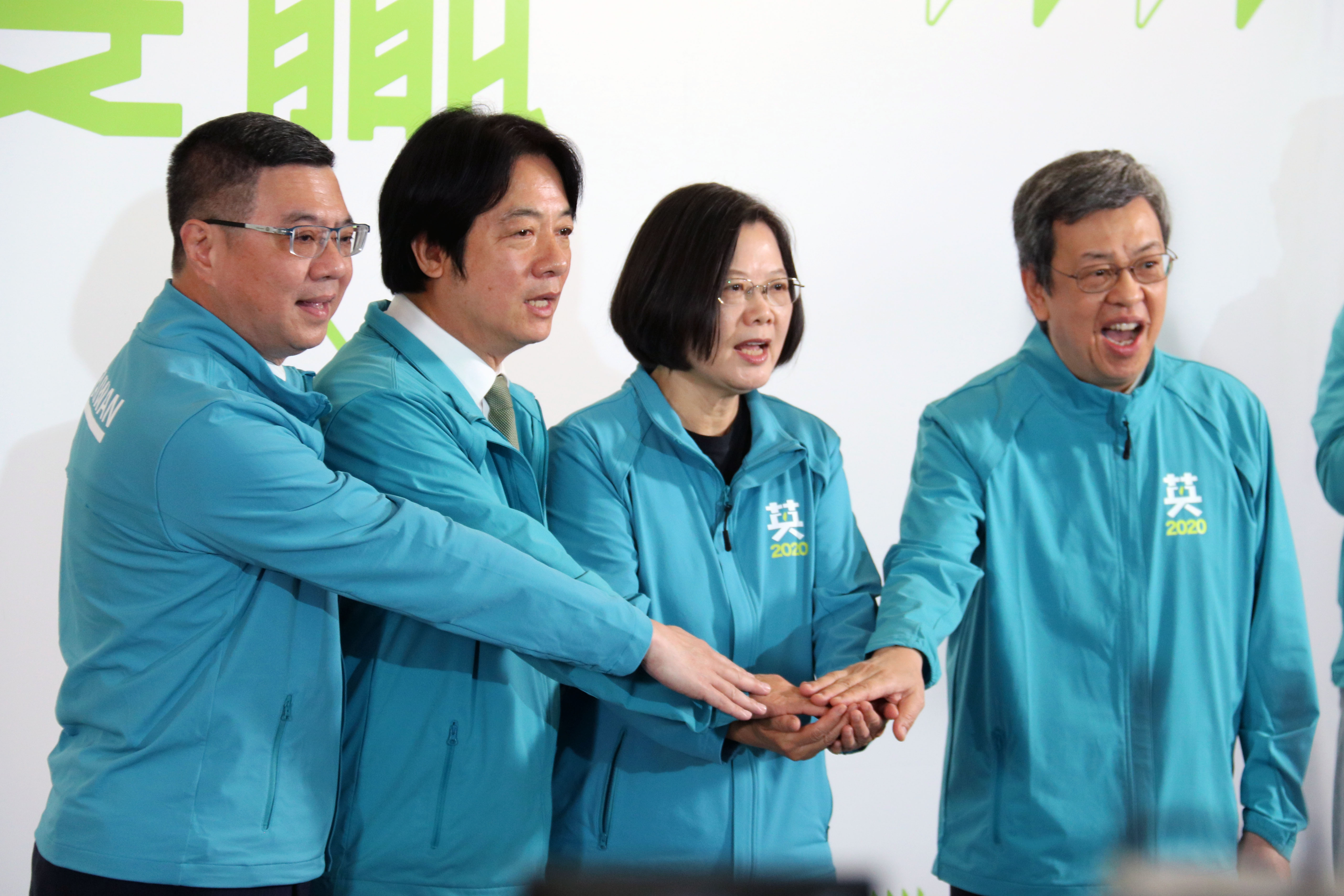 蔡英文總統(右二)、賴清德(左二)、副總統陳建仁(右一)及民進黨主席卓榮泰(左一)共同宣示要力拚總統勝選、國會過半。(歐陽夢萍 攝)