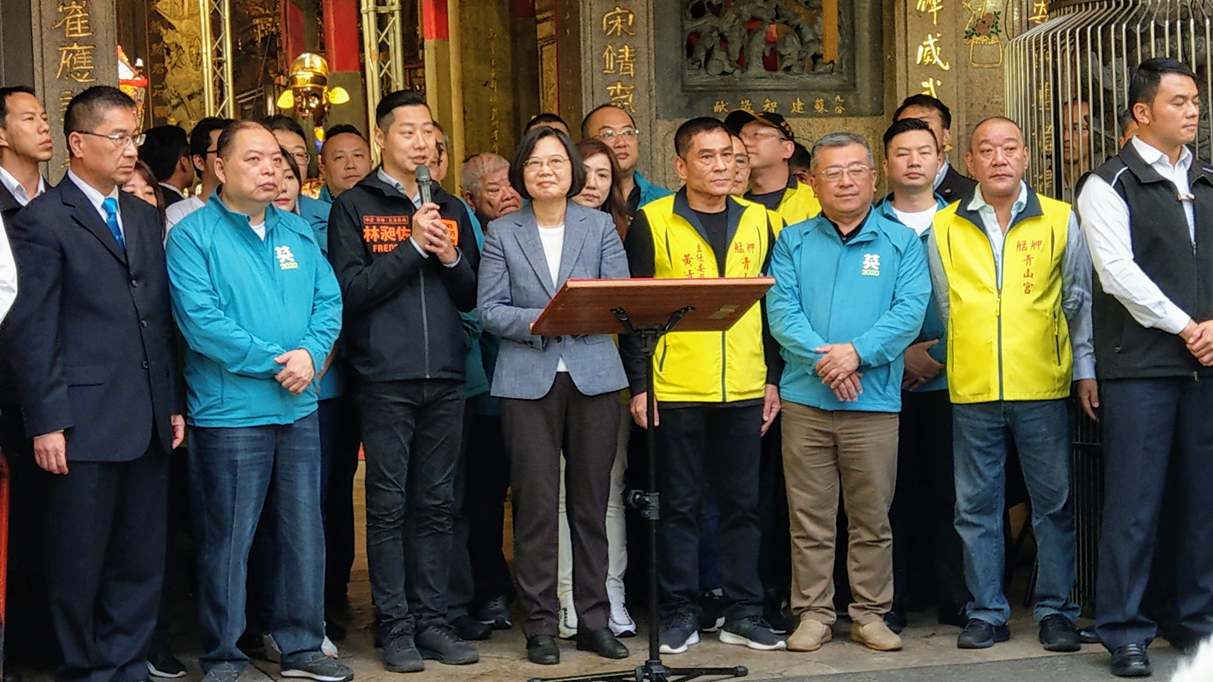 蔡英文總統到青山宮參拜，希望鄉親支持她再做4年。(歐陽夢萍 攝)