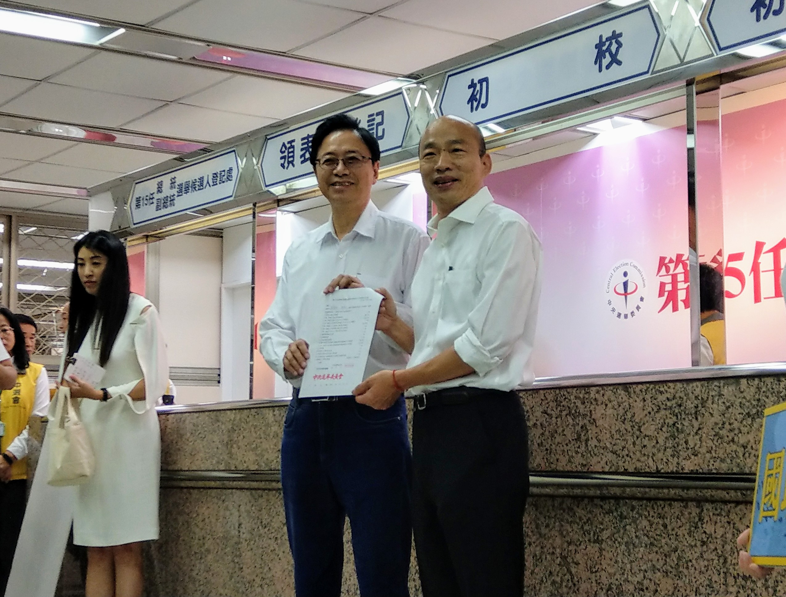 韓國瑜(右)18日與副手張善政赴中選會登記參選。(劉品希 攝)