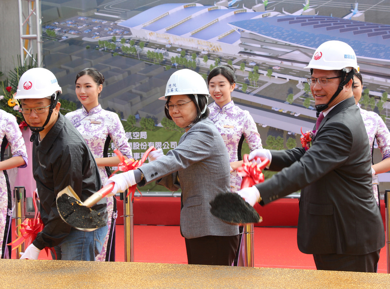 台中國際機場國內航廈整體改善工程18日舉行開工動土典禮，總統蔡英文（前中）、交通部長林佳龍（前右）、立法院副院長蔡其昌（前左）等人都出席。(圖：中央社)