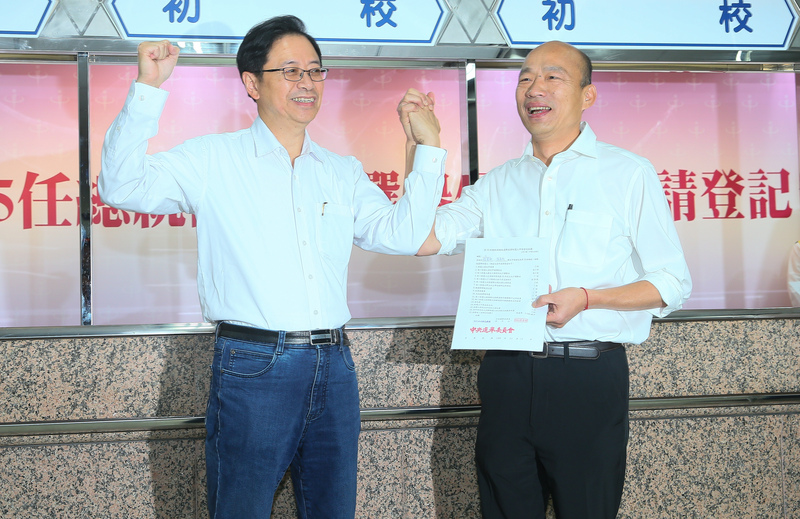 國民黨總統參選人韓國瑜與副手張善政18日上午一同前往中選會登記參選。(圖: 中央社)