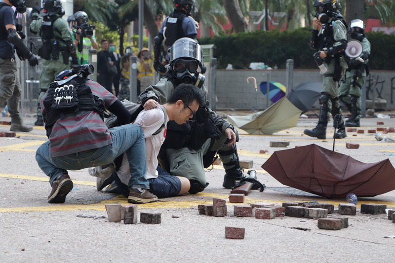香港理工大學2019年11月18日成為反送中主戰場，警方封鎖周圍500公尺，漆咸道和金馬倫道周圍爆發衝突。外圍有示威者想進入理大支援，防暴警察多次放催淚彈阻止。(資料照片/CNA)