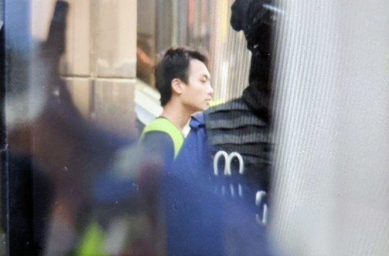 香港反送中運動情勢升溫，公視特約導演鄧卓儒17日在香港尖沙咀一帶被港警拘捕。（圖取自Telegram「被捕人士關注組」)