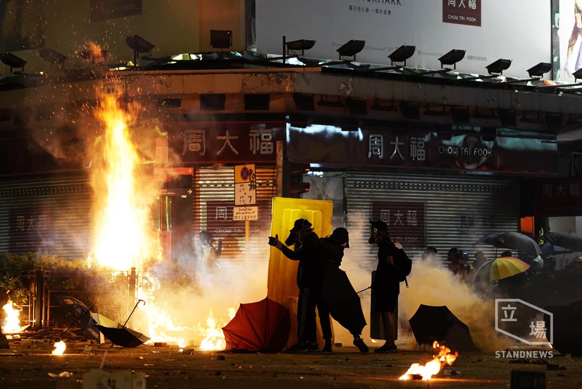 今晚的香港仍然不平靜，示威民眾在多處地點與警方對峙，雙方以汽油彈和催淚彈互攻。(圖: 立場新聞提供)