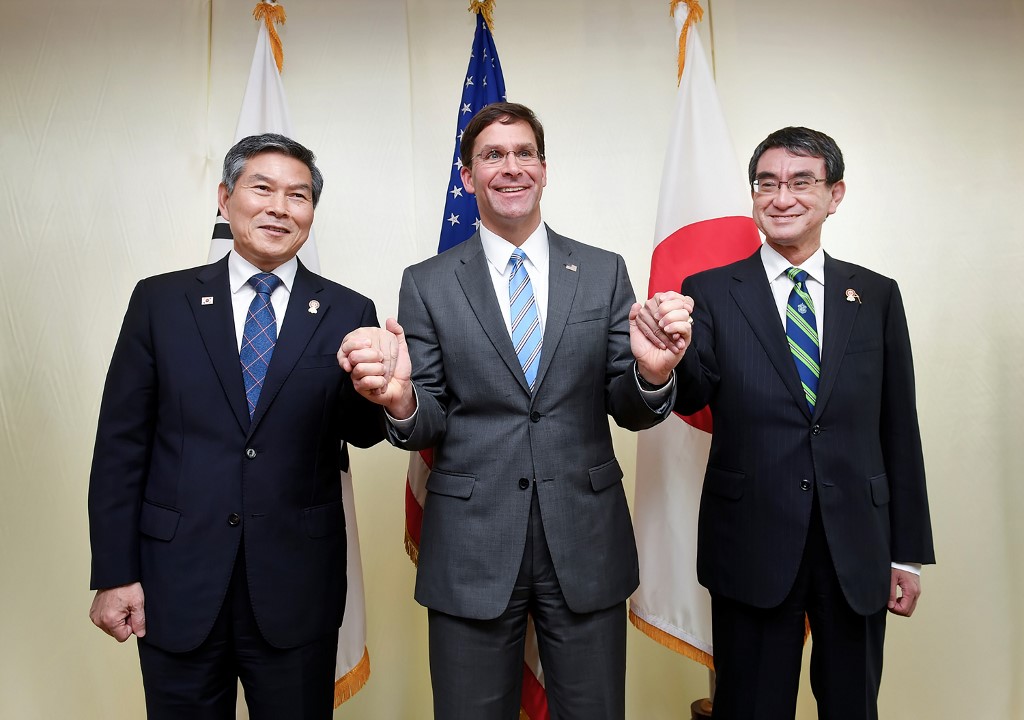 韓美日國防部長17日在泰國曼谷三邊會談。左起為南韓國防部長官鄭景斗、美國國防部長艾斯培(Mark Esper)、日本防衛大臣河野太郎。(AFP)