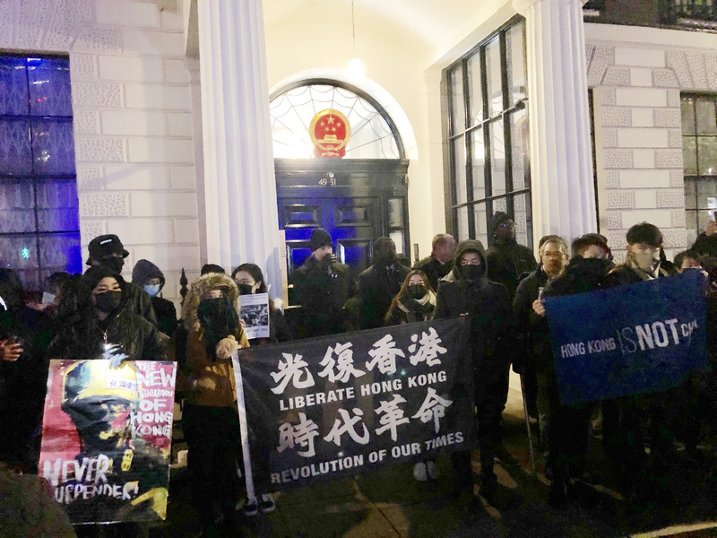 海外港人心繫香港情勢，18日晚間號召緊急集會，到中國駐英大使館外高呼口號抗議。(圖:中央社)