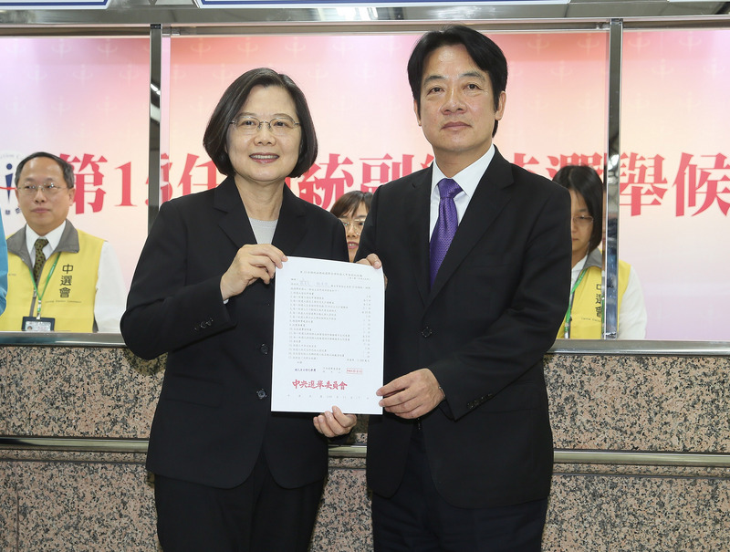 尋求連任的民進黨總統參選人蔡英文（前左）19日下午與搭檔賴清德（前右）前往中選會，正式登記參選。(資料照片/中央社)
