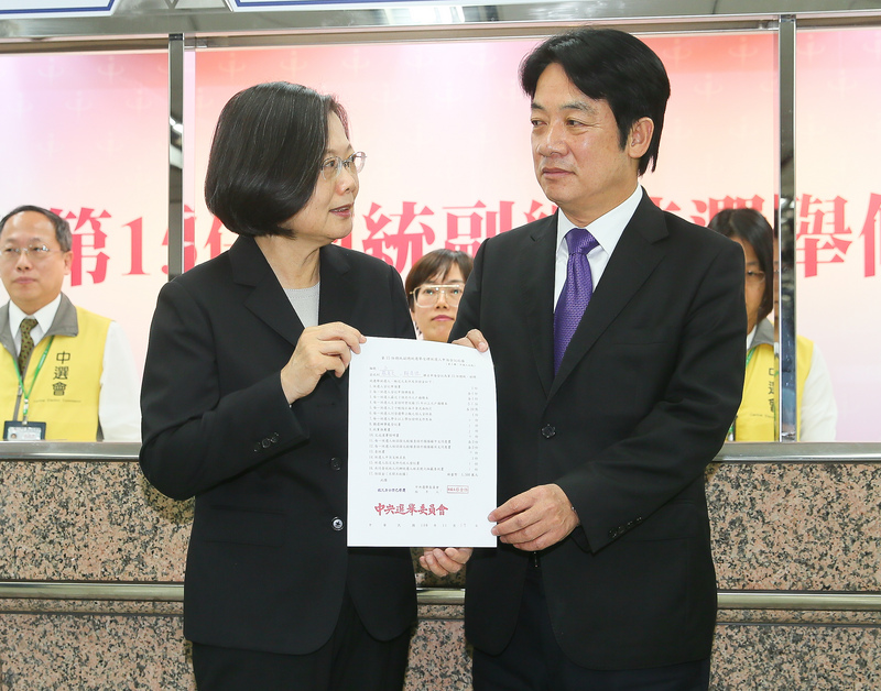 總統蔡英文（前左）力拚連任，11月19日下午與副手搭檔賴清德（前右）現身中選會，正式完成2020總統大選登記，兩人一同展示登記文書。(圖：中央社)