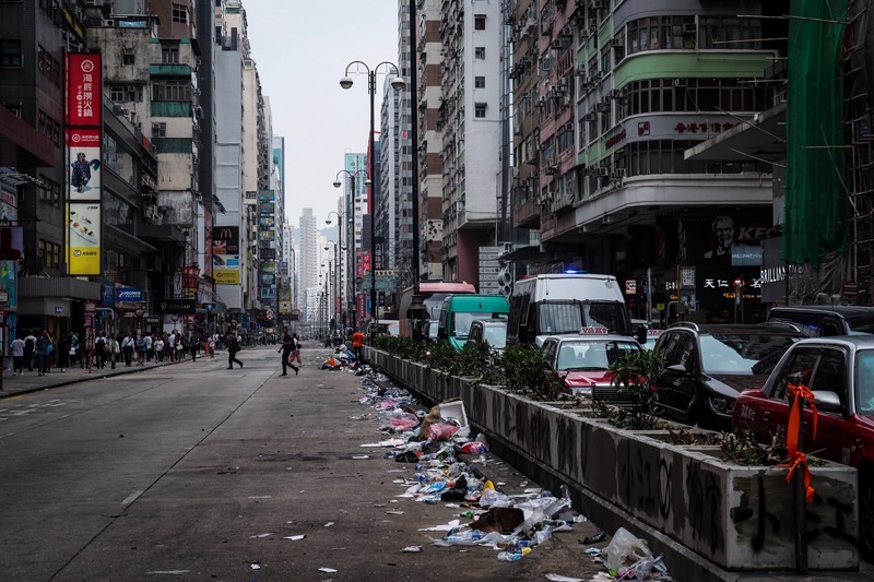 香港反送中衝突升溫，香港理工大學內的示威者19日仍被港警包圍，周邊道路也封閉，油麻地交通受影響，車潮移動緩慢。(圖:中央社)