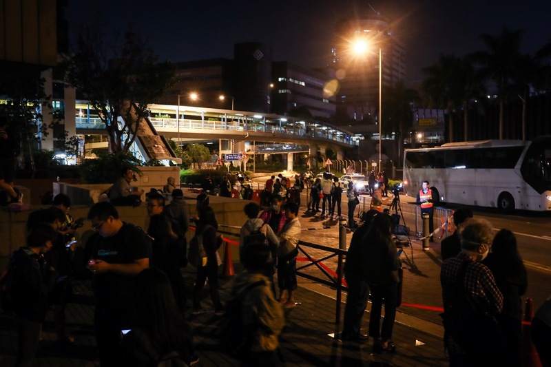 香港理工大學被警方包圍一事尚未平息，外界估計校內仍有少數「反送中」示威者。(圖：中央社)